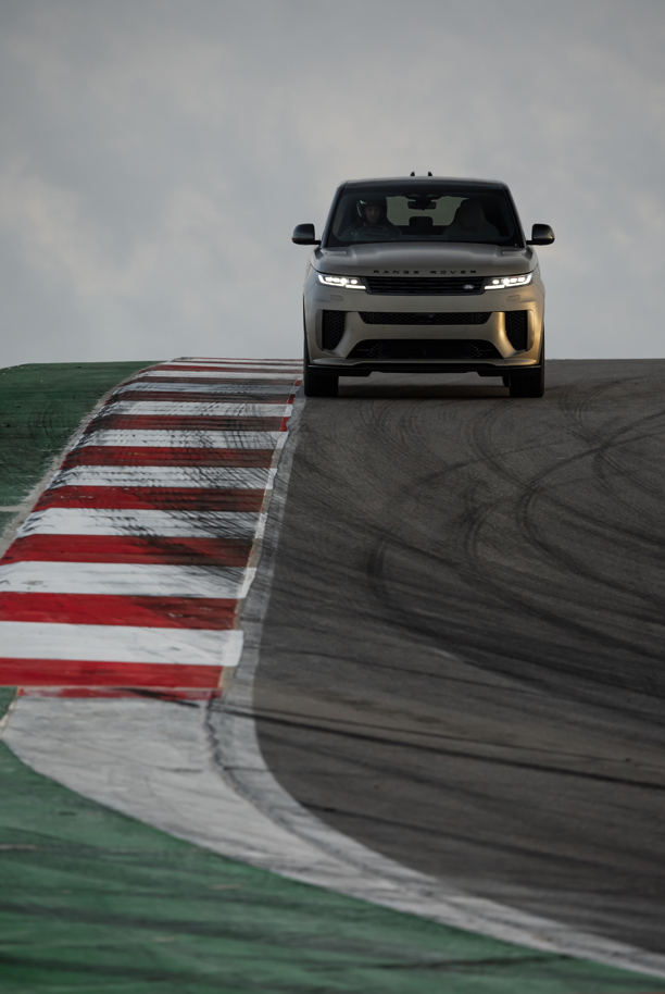 Спирачната ефективност на Range Rover Sport SV задава нови стандарти