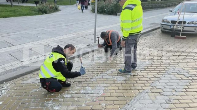 Нова вандалщина на пъпа на София: Работници трошат с чук жълтите павета, за да... ВИДЕО 