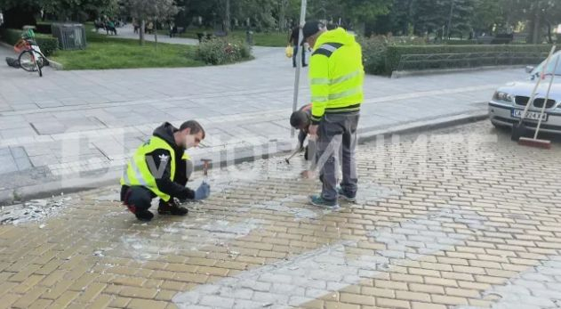 Нова вандалщина на пъпа на София: Работници трошат с чук жълтите павета, за да... ВИДЕО 