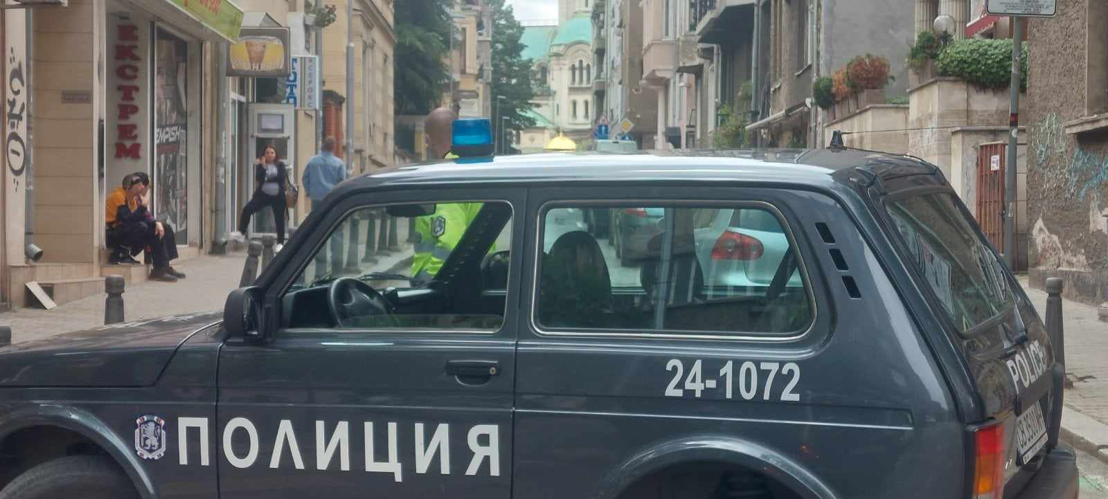 Първо в БЛИЦ: Извънредна ситуация в сърцето на София, летят камъни и... ВИДЕО