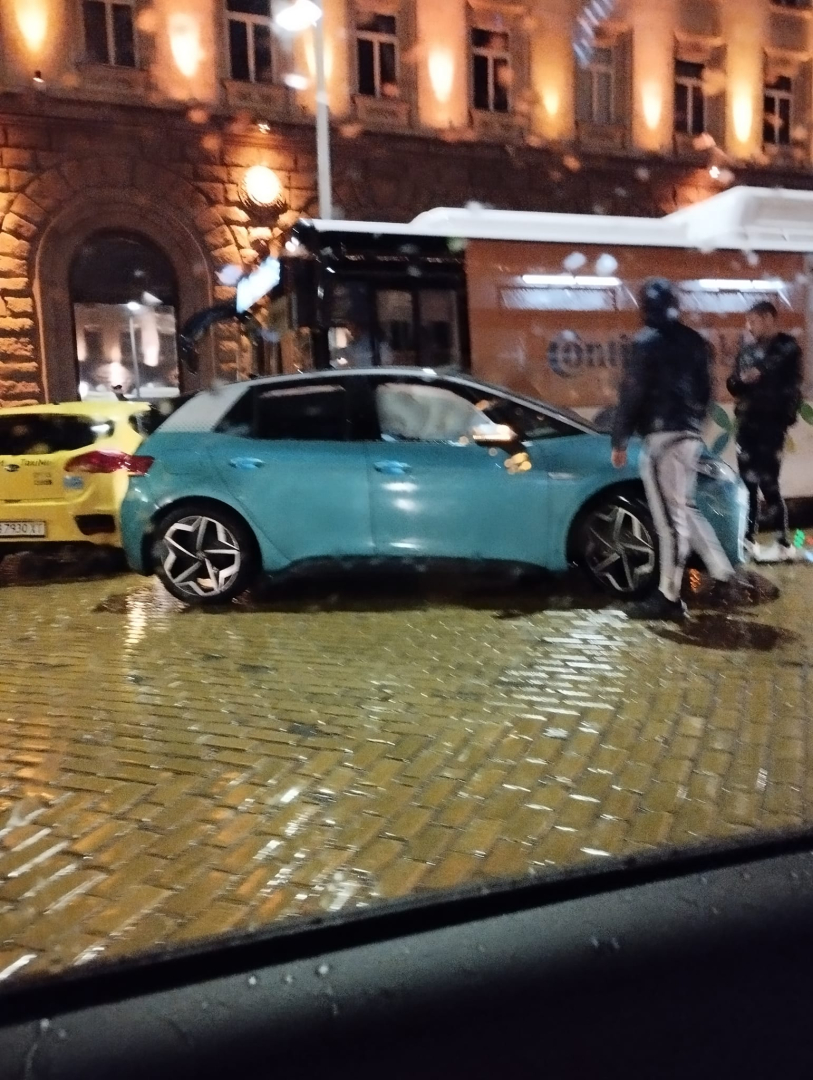 Верижна катастрофа с такси и автобус под прозорците на Радев СНИМКА