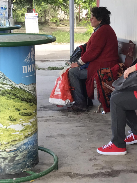 Познавате ли я? Тази жена стои от дни сама на спирка СНИМКА