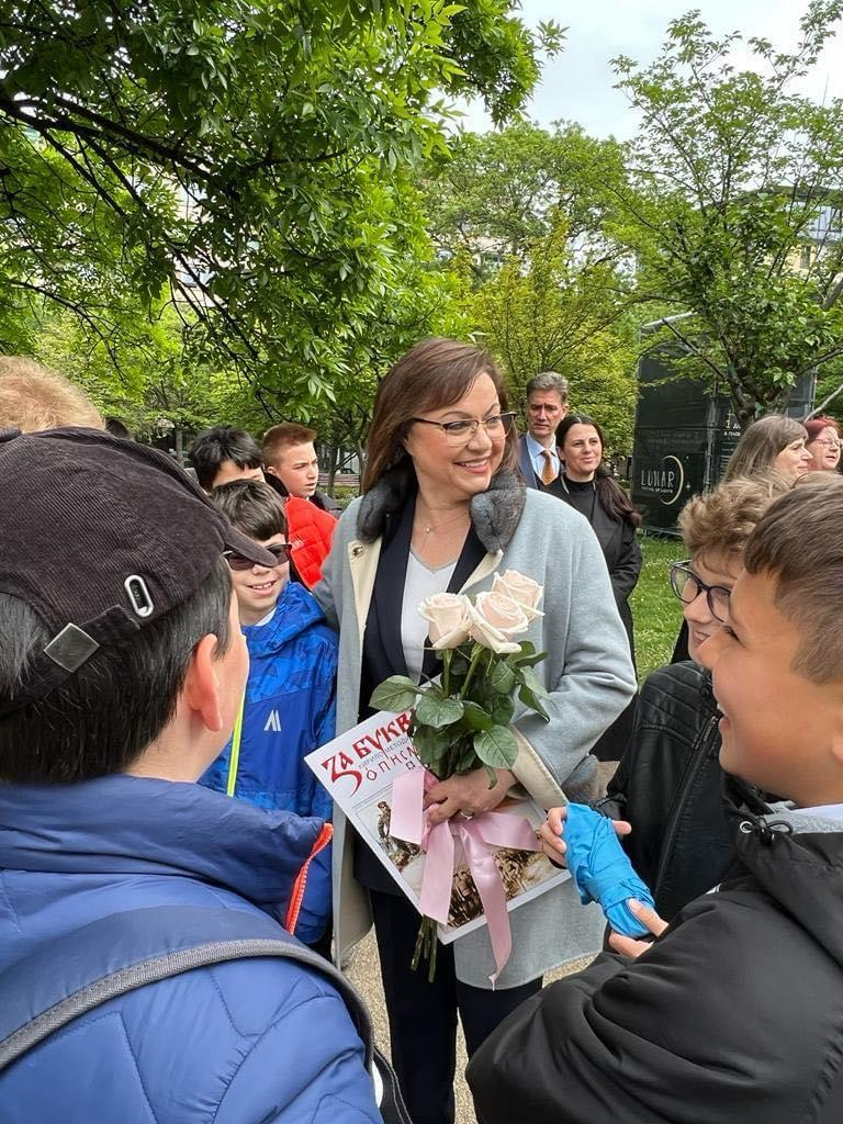 Нинова: Честит празник на семейството. Пазете децата!