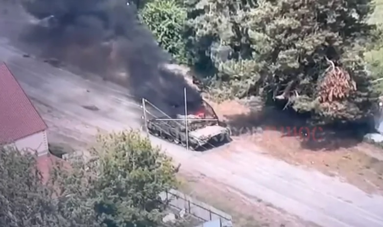 ВСУ показаха как дрон камикадзе поразява руски танк във Волчанск ВИДЕО