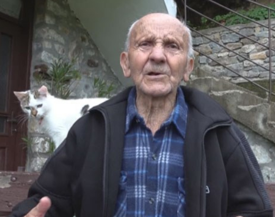 Шефът на НАП отчете дядо Димитър с шише ракия СНИМКА