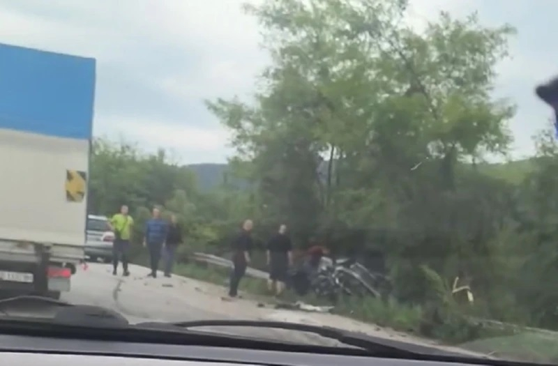 Страшно меле на "Хемус": Режат ламарини, за да вадят хора от колите ВИДЕО