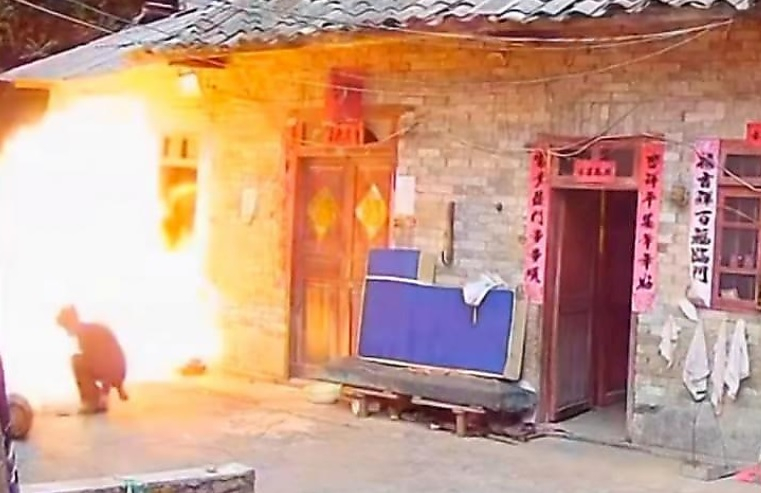Мъж почистваше газова бутилка и преживя мощна експлозия ВИДЕО