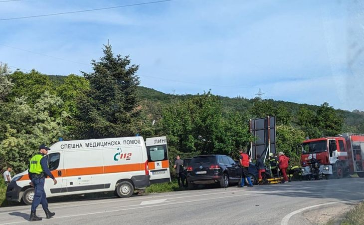 Шофьор мина по пътя на Кирил Петков край Аксаково, шокира с ВИДЕО