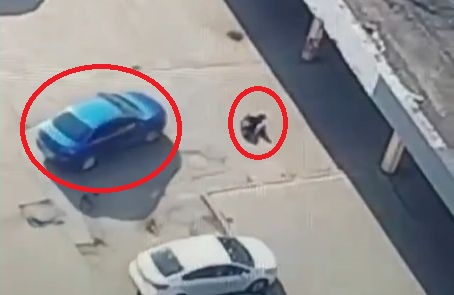 Шок! Жена легна на паркинг, приятелката ѝ мина през нея с кола ВИДЕО 18+