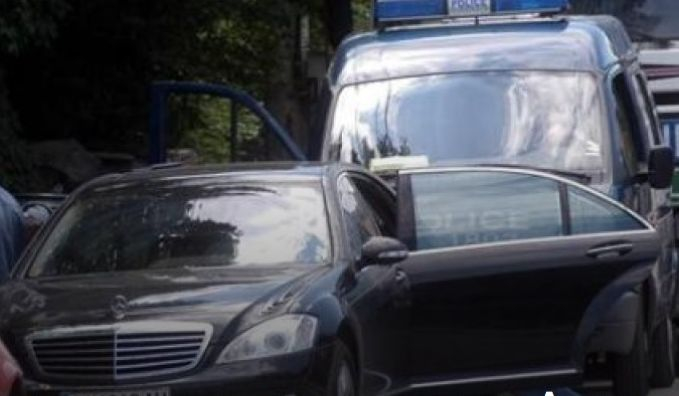 Ликвидираха с 2 куршума черешовия бос, докато чете вестник!
