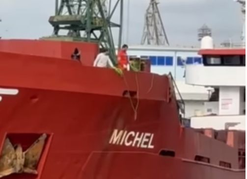 След извънредната ситуация в Черно море с потънал кораб, другият стигна Варна в този вид ВИДЕО