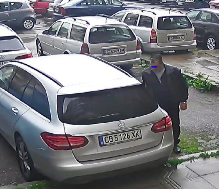 Този мъж се разхожда в "Люлин" и пука гумите на колите наред ВИДЕО