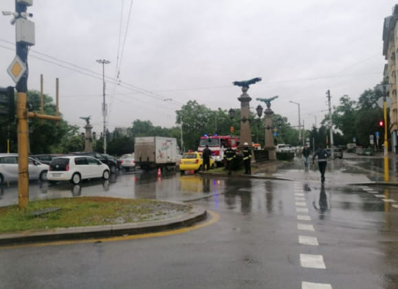 Извънредно в БЛИЦ! Адско меле на Орлов мост в София СНИМКА