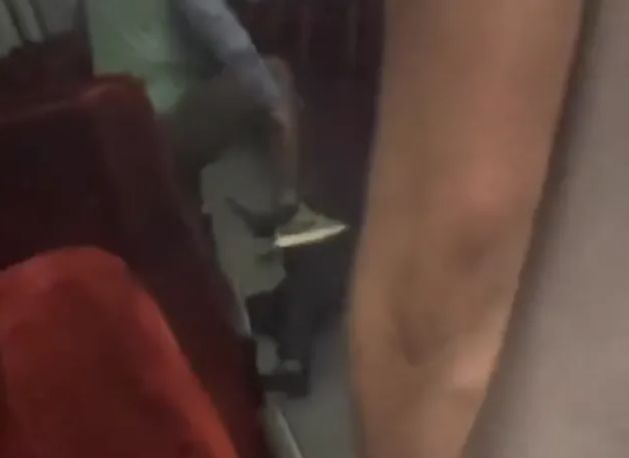 БРУТАЛНО ВИДЕО 18+: Кондуктор направи забележка на пътник в бързия влак за Курило, последва нещо страшно 