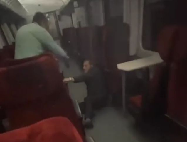 БРУТАЛНО ВИДЕО 18+: Кондуктор направи забележка на пътник в бързия влак за Курило, последва нещо страшно 