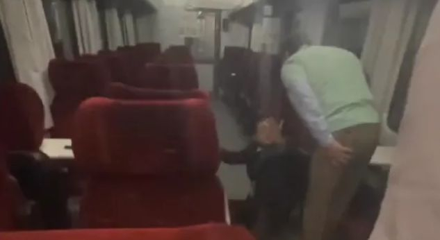 БРУТАЛНО ВИДЕО 18+: Кондуктор направи забележка на пътник в бързия влак за Курило, последва нещо страшно 