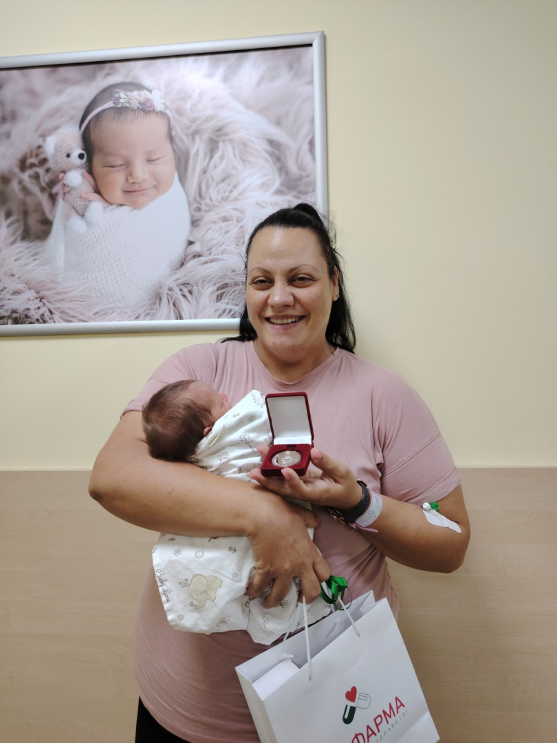 Спасена от лекарите в „Пълмед" родилка прегърна първа рожба 