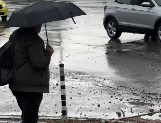 В сърцето на София е като на война - пешеходци се кръстят, летят отломки ВИДЕО
