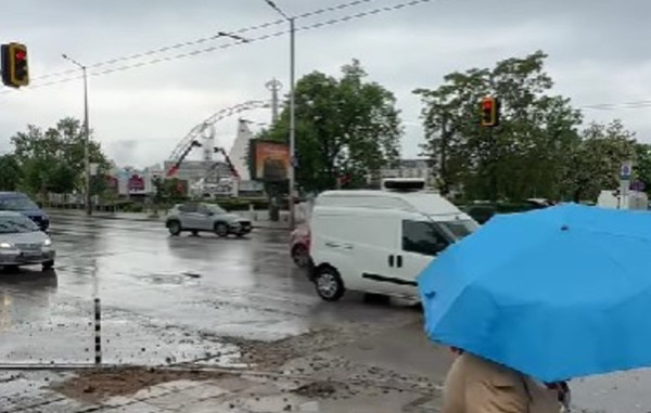 В сърцето на София е като на война - пешеходци се кръстят, летят отломки ВИДЕО