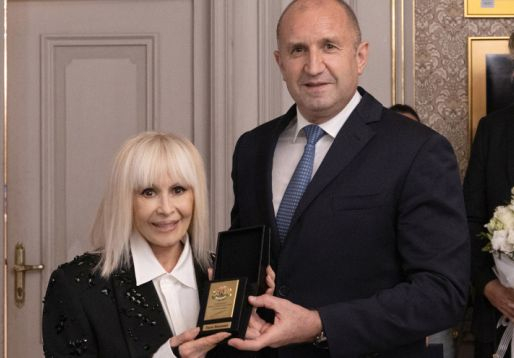 Радев заведе Деси на концерт на Лили Иванова, а после дари примата със СНИМКИ