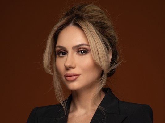Изненадваща оставка на красавица по високите етажи СНИМКИ