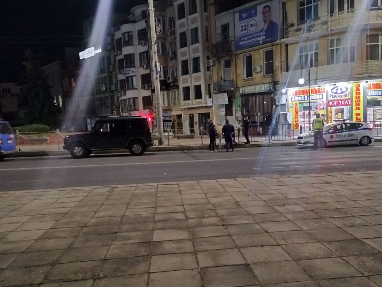 Почерня от полиция на бургаски булевард, приклещиха G класа СНИМКИ 