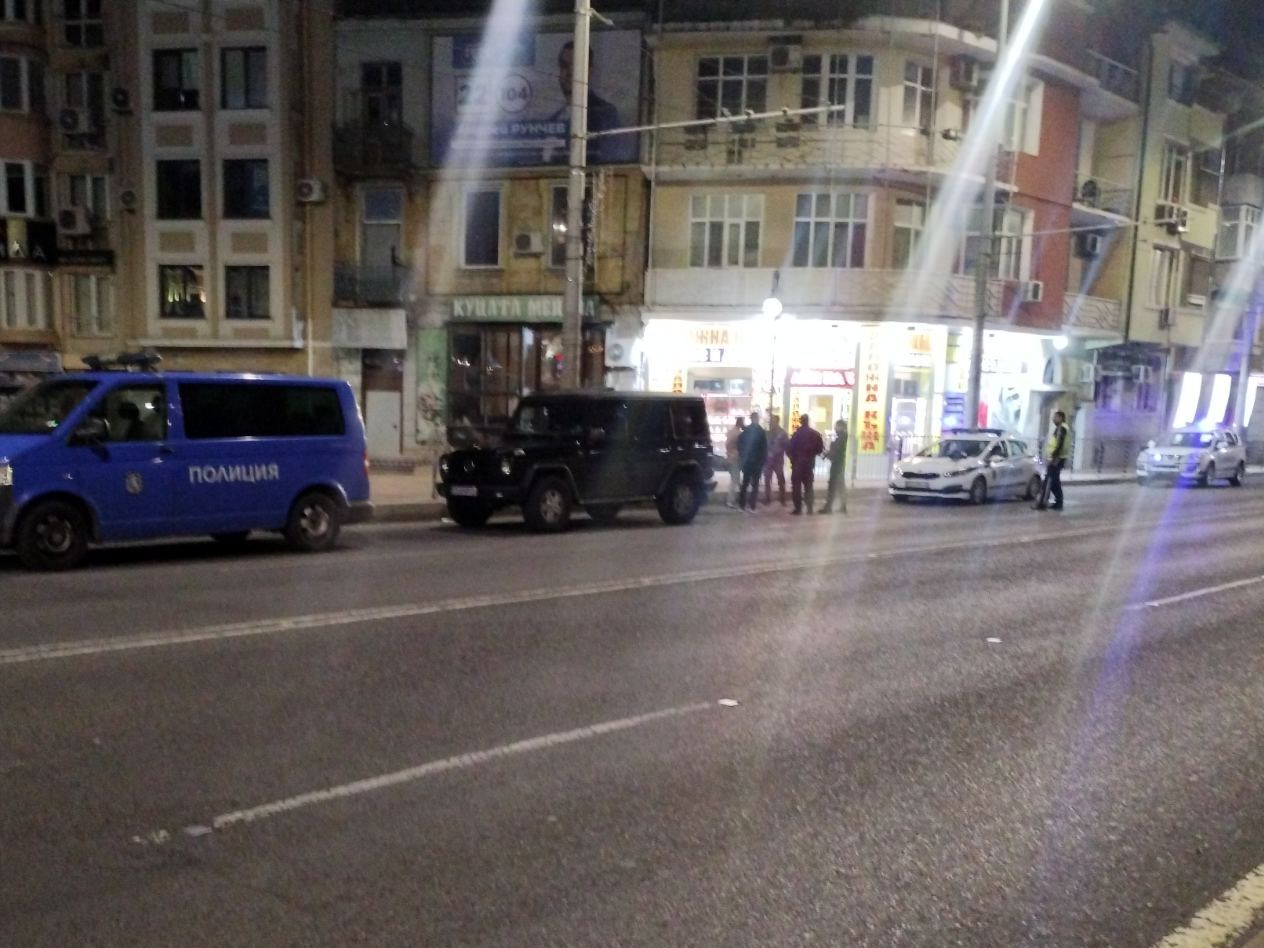 Почерня от полиция на бургаски булевард, приклещиха G класа СНИМКИ 