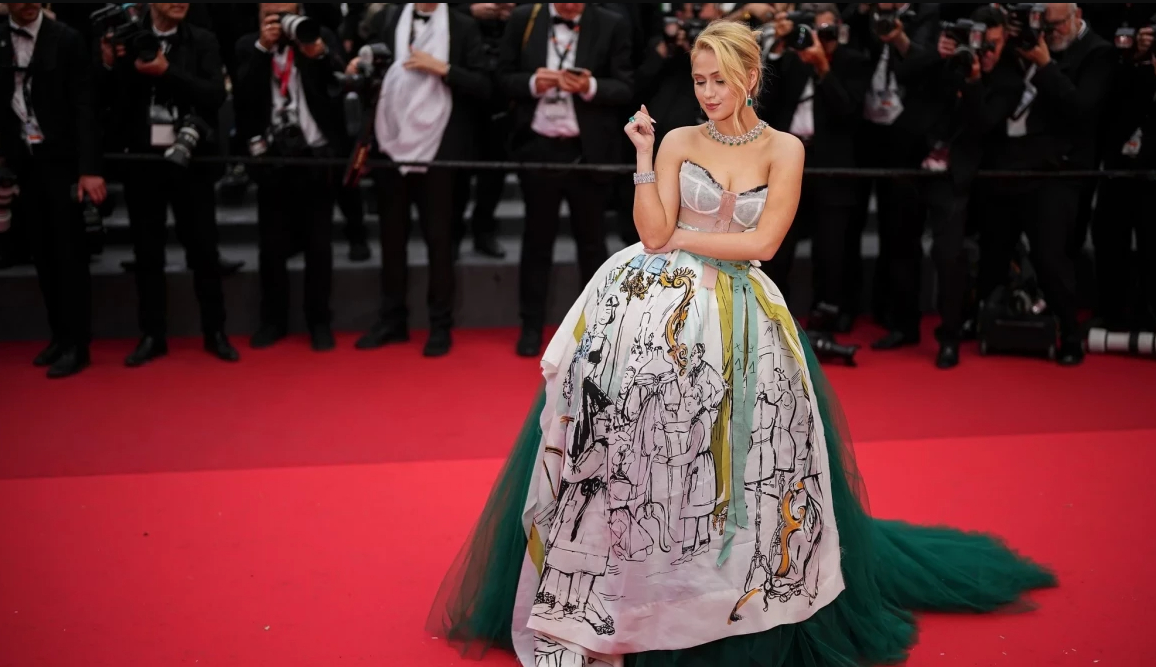 Бинго: Мария Бакалова плени като Иванка Тръмп на фестивала в Кан СНИМКИ