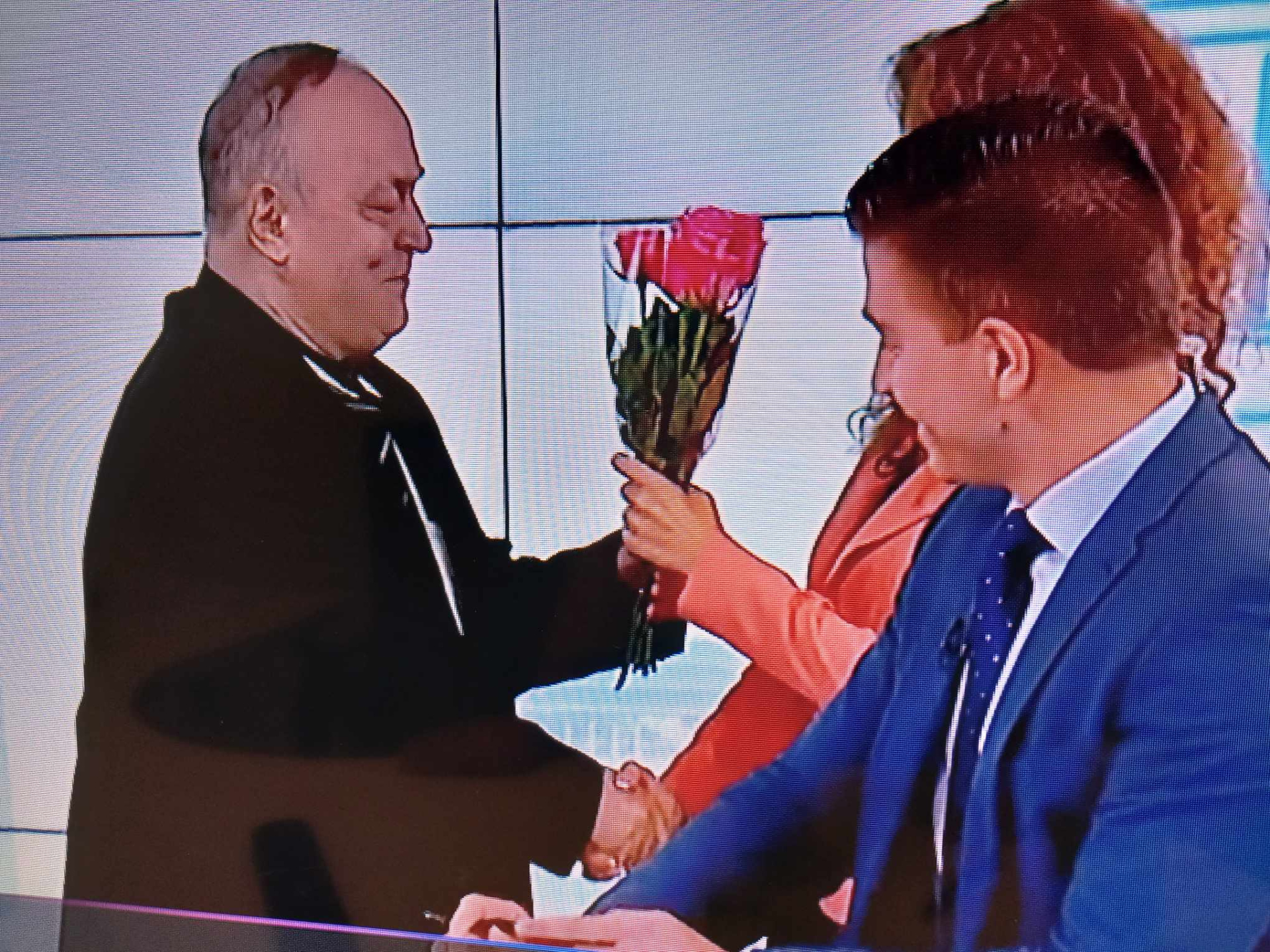 Ефирът се изчерви! Кандидат за депутат флиртува с водеща на БНТ СНИМКИ