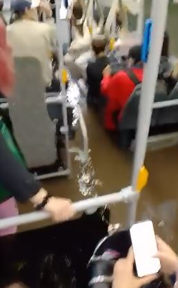 Потопът в София успя да наводни и автобус СНИМКИ