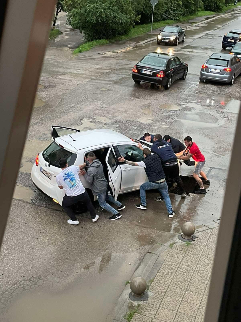 Заради бурята и нехайство: На косъм от страшна трагедия в столичния "Младост" СНИМКИ