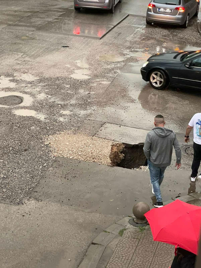 Заради бурята и нехайство: На косъм от страшна трагедия в столичния "Младост" СНИМКИ