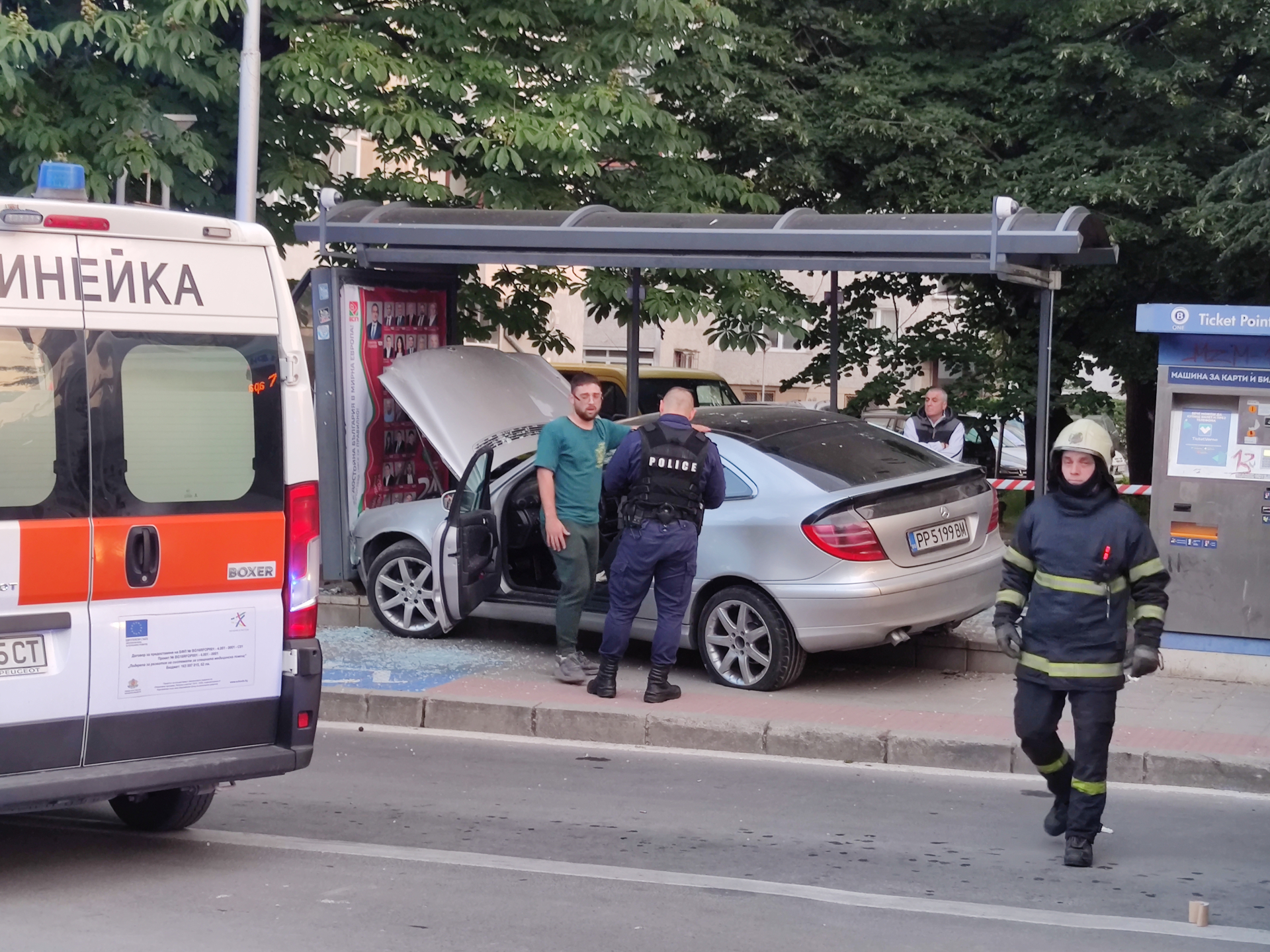Кървав ужас във Варна: Дрифтаджия с Мерцедес премаза четирима души на спирка ВИДЕО 