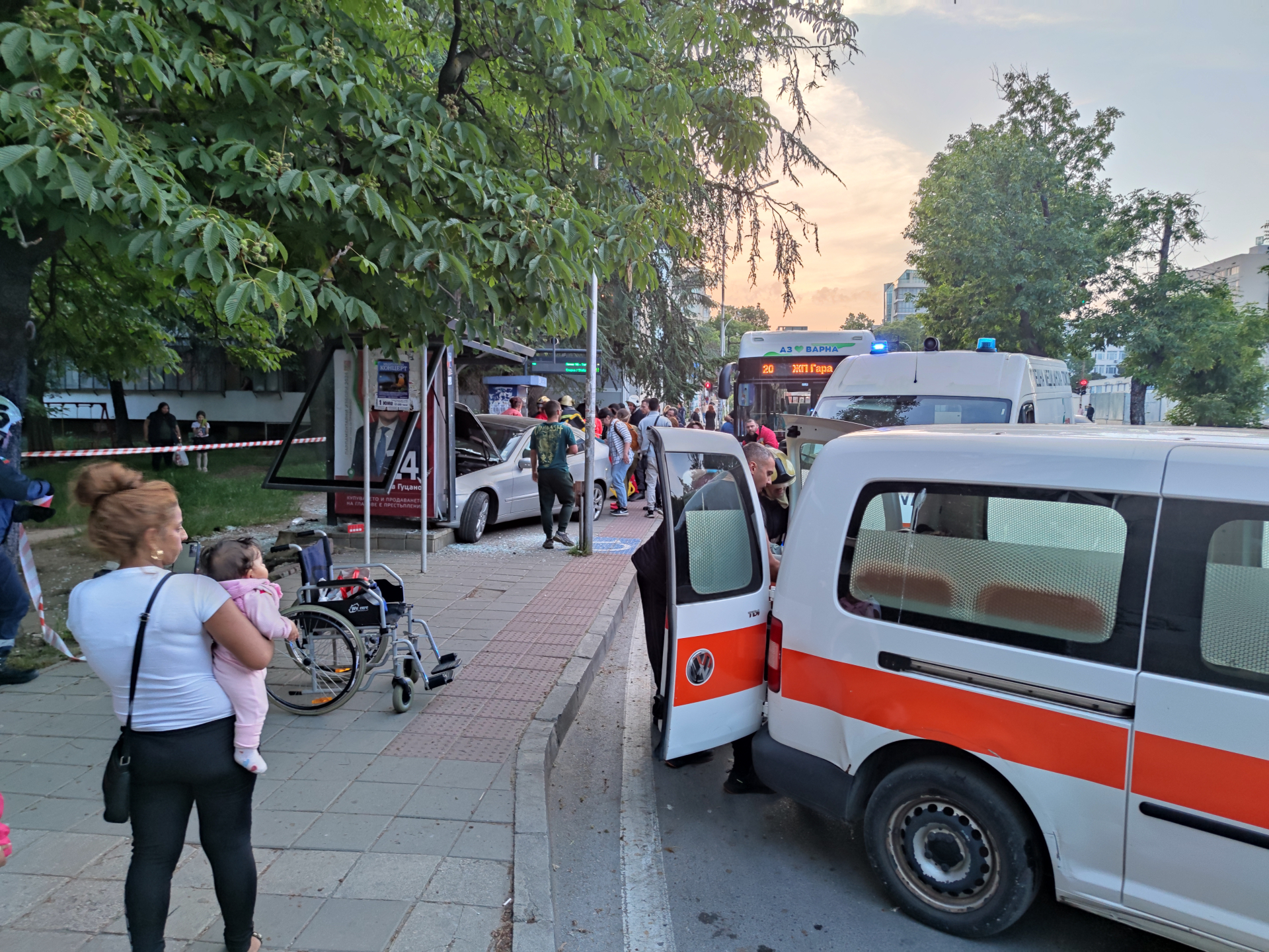 Кървав ужас във Варна: Дрифтаджия с Мерцедес премаза четирима души на спирка ВИДЕО 