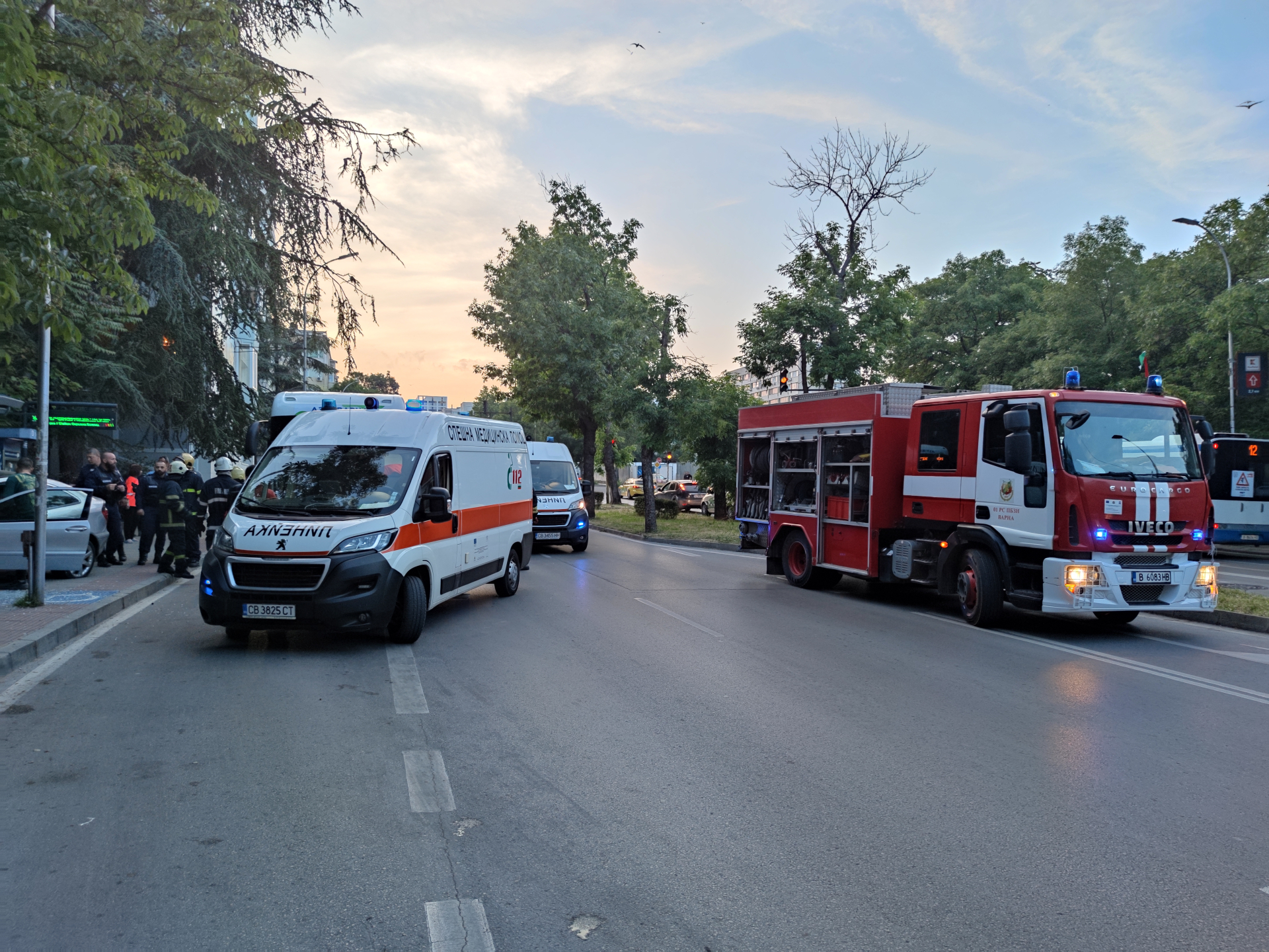Кървав ужас във Варна: Дрифтаджия с Мерцедес премаза четирима души на спирка ВИДЕО 