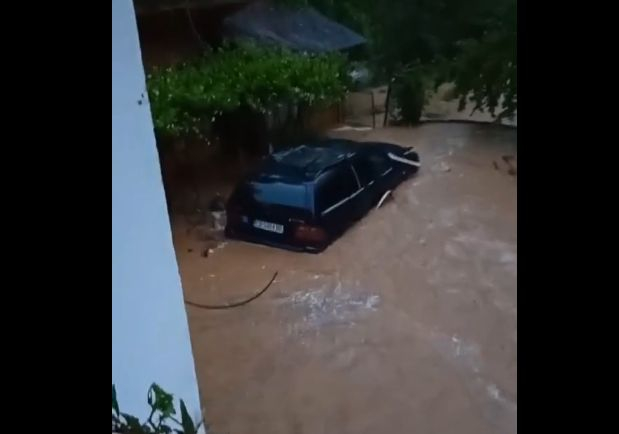 Потоп в Рибарица, водата влезе в къщите на хората ВИДЕО