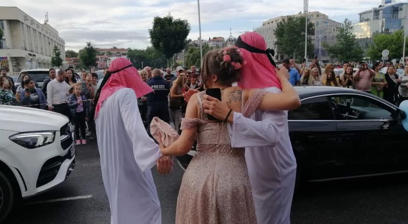 Пловдив гледа със затаен дъх: Арабски шейхове, скъпи коли, тъпан и... СНИМКИ