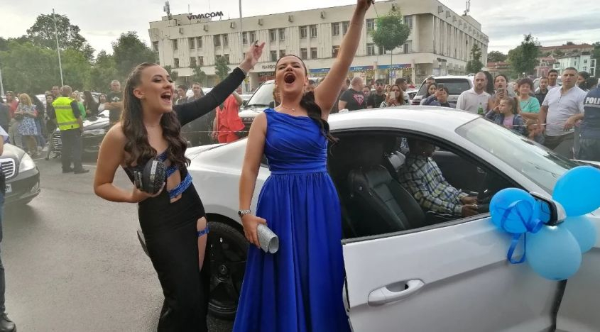 Пловдив гледа със затаен дъх: Арабски шейхове, скъпи коли, тъпан и... СНИМКИ