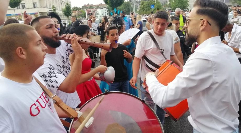 Пловдив гледа със затаен дъх: Арабски шейхове, скъпи коли, тъпан и... СНИМКИ