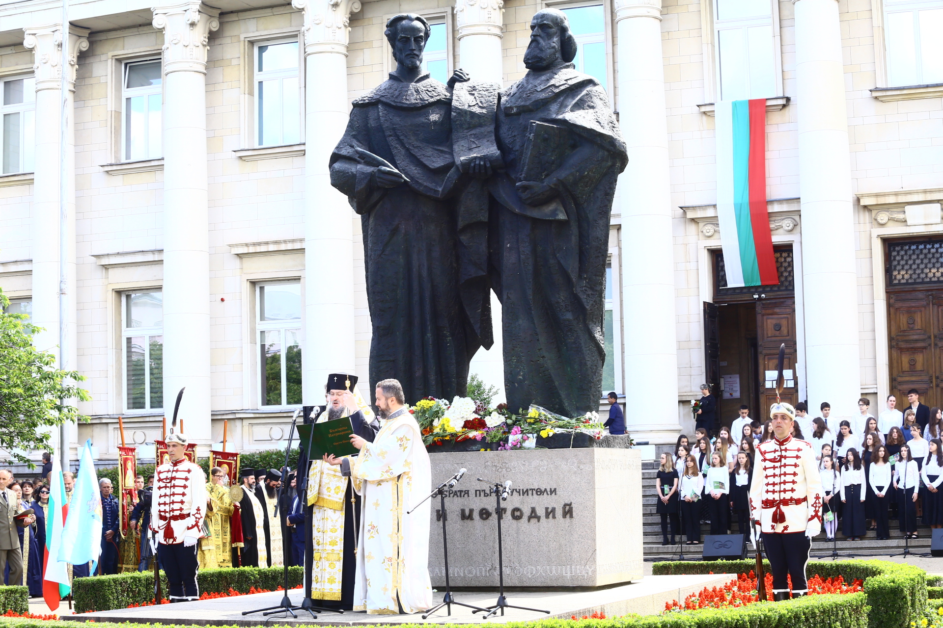 Невиждано скоро на жълтите павета: Радев, Главчев и Терзиев крачат рамо до рамо със... СНИМКИ