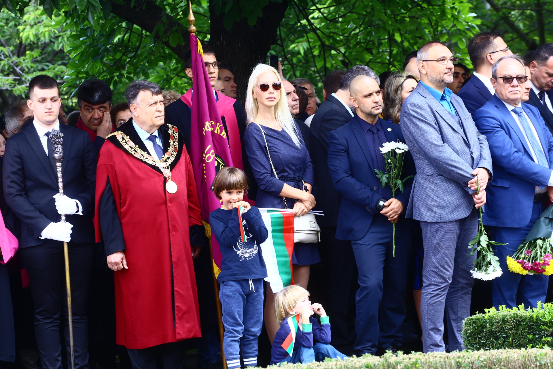 Невиждано скоро на жълтите павета: Радев, Главчев и Терзиев крачат рамо до рамо със... СНИМКИ