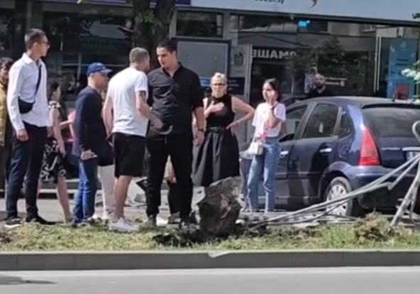 Зверско меле във Варна, младежи си налитат на бой ВИДЕО