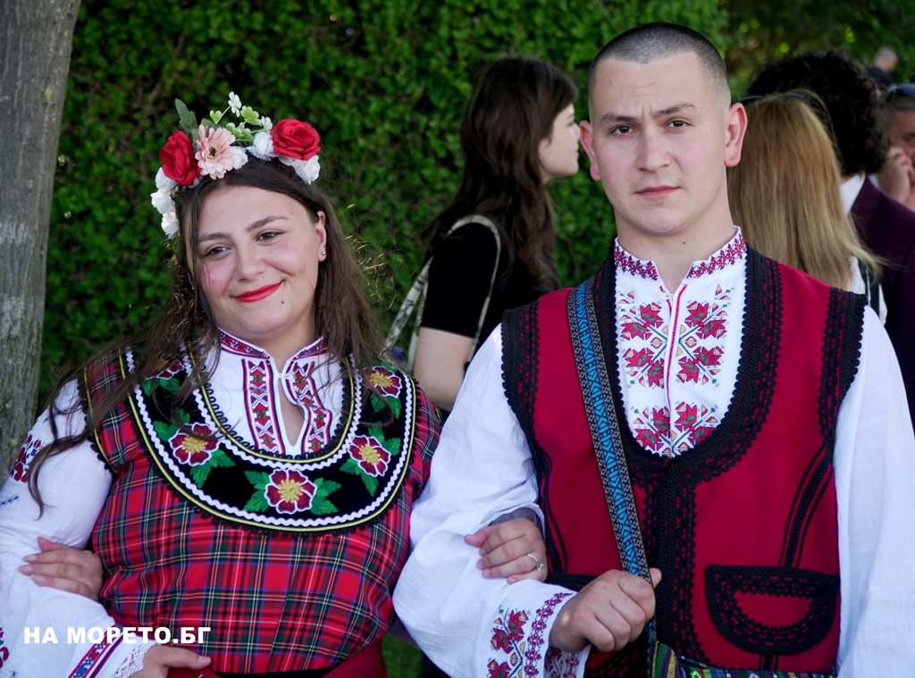 Цял Бургас говори за абитуриентката Илияна, ето как се появи на бала СНИМКИ 