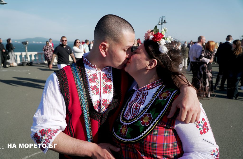 Цял Бургас говори за абитуриентката Илияна, ето как се появи на бала СНИМКИ 