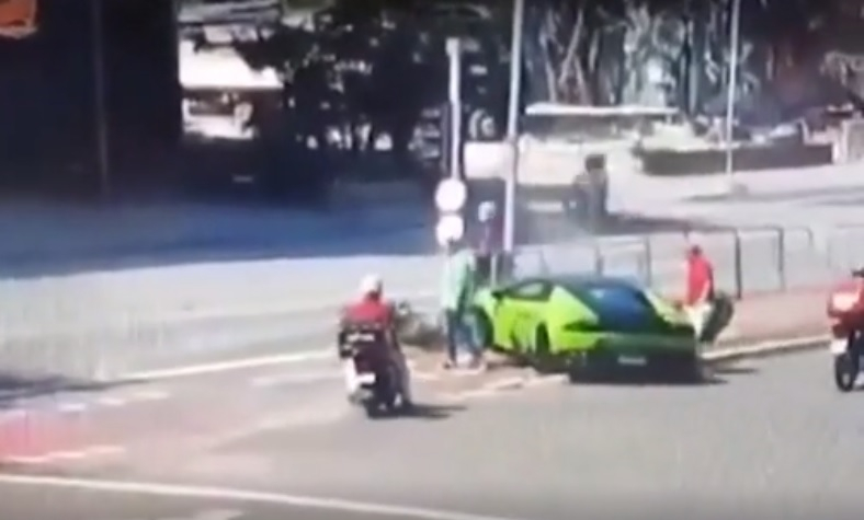 Брутален екшън между шофьор с Lamborghini и мотоциклетист обирджия ВИДЕО