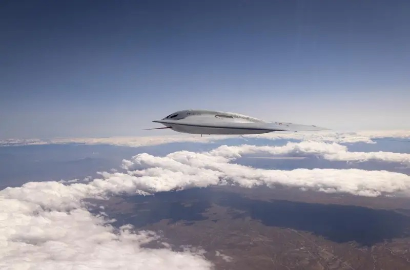 Показаха СНИМКИ на най-новия US бомбардировач B-21 Raider ВИДЕО