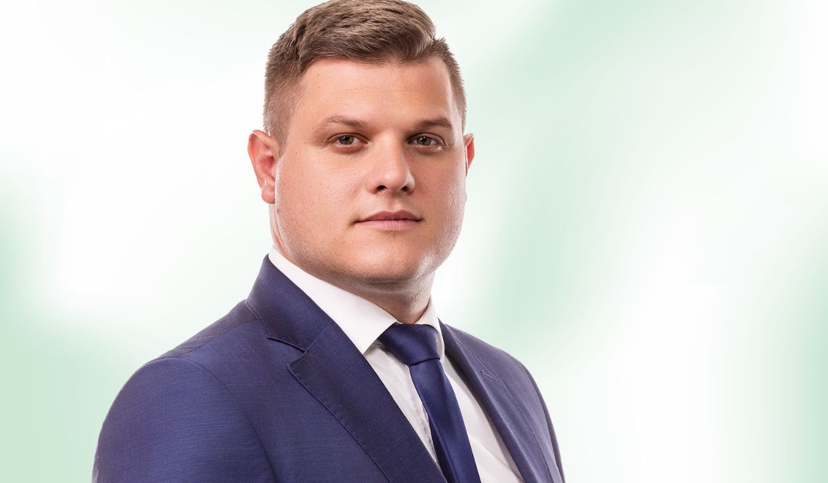 Кандидат за депутат от "Възраждане" спря кампанията си, за да посети българска общност зад граница