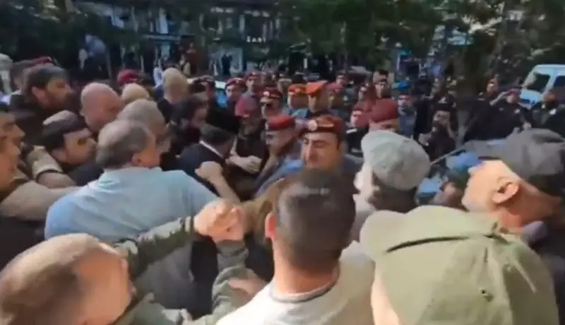В Армения е страшно, искат главата на този човек ВИДЕО
