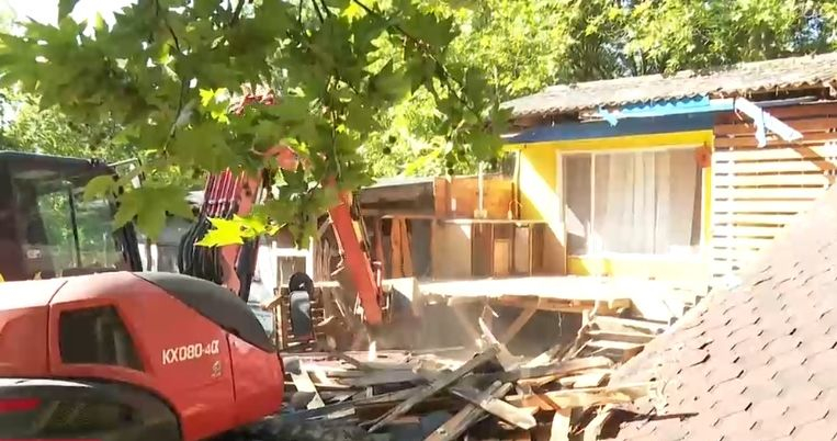 Багери влязоха в "Якото място", бутат бунгала ВИДЕО