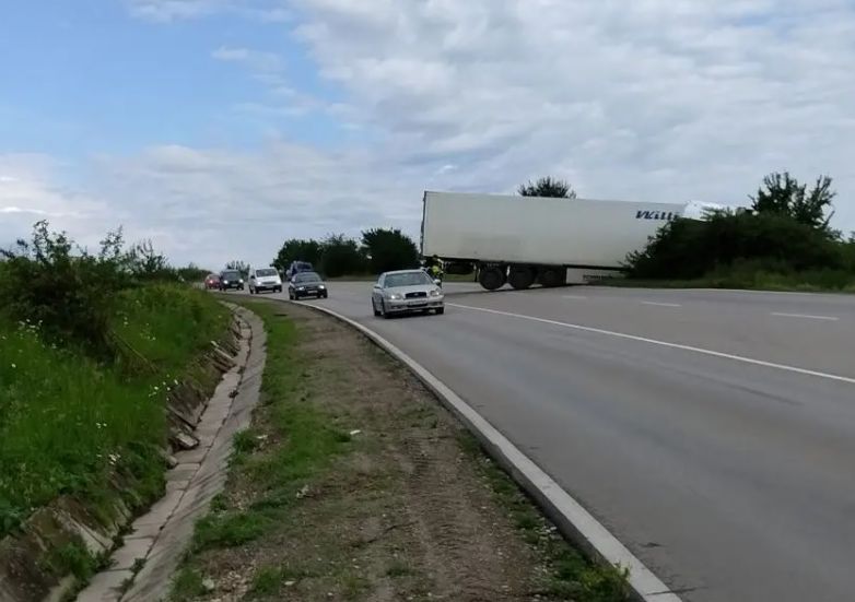 ТИР се усука на хлъзгавия завой Е-79 СНИМКИ